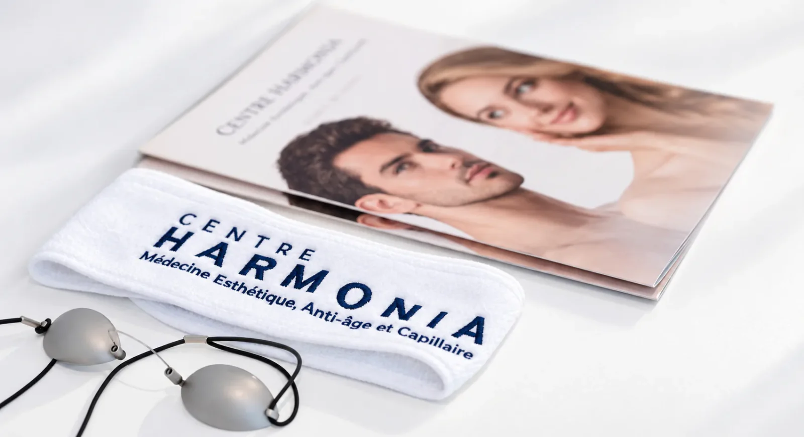Peignoir et accessoires à l'identité du Centre Harmonia