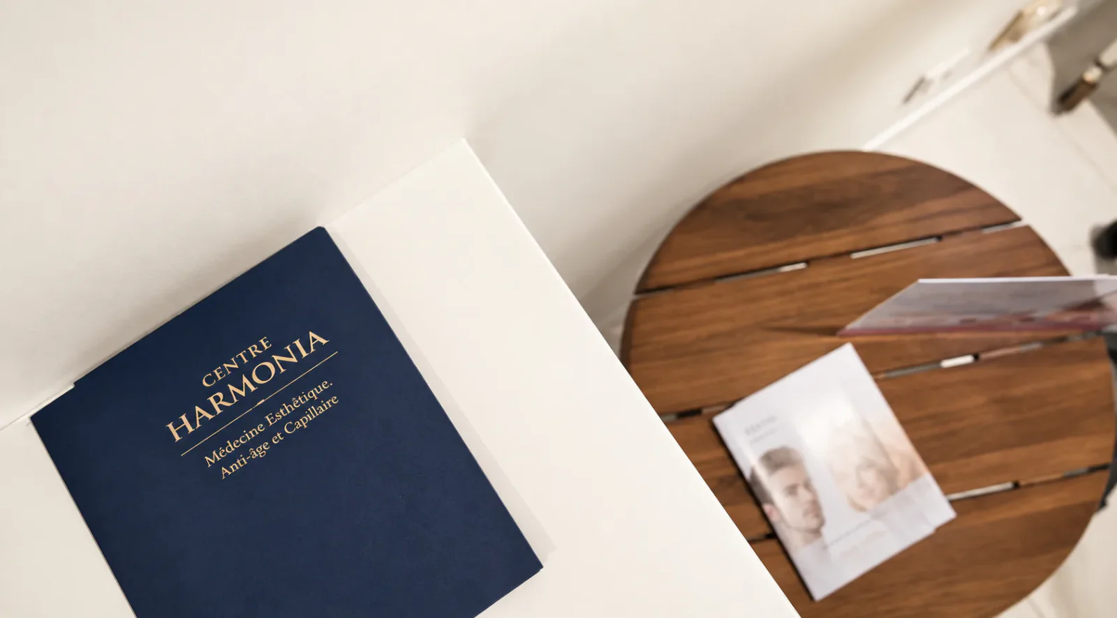La brochure du Centre Harmonia posée sur une table en bois