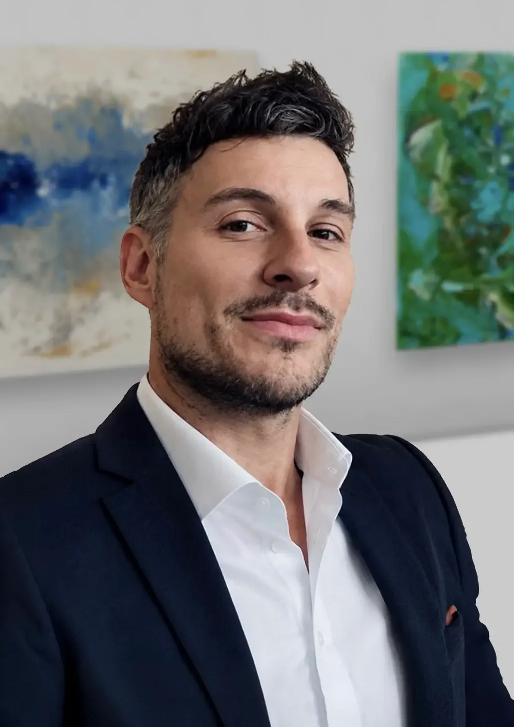 Ludovic Cocqueret devant deux de ses toiles