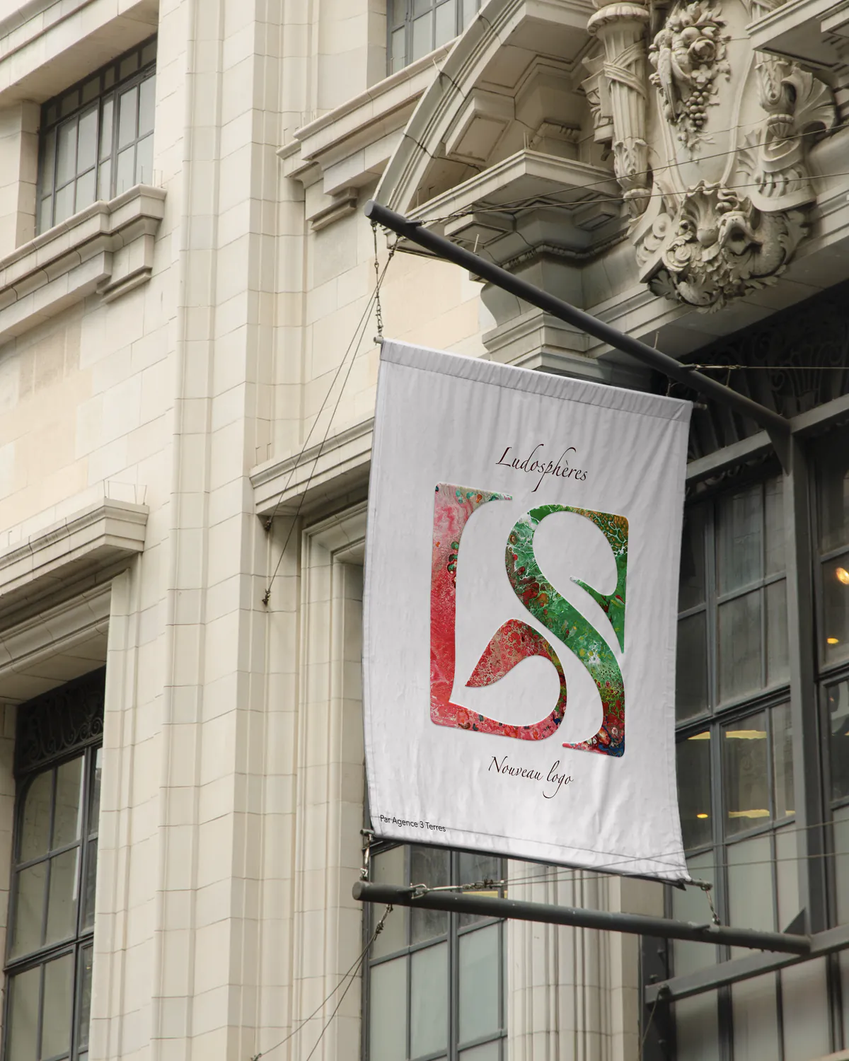 Identité Ludosphères sur une bannière suspendue à une façade