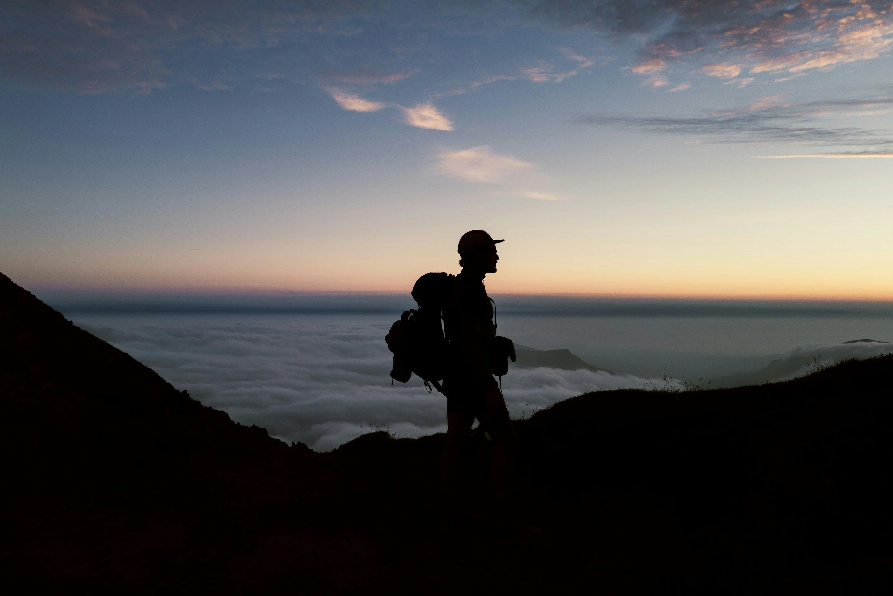 Silhouette au sommet, au-dessus des nuages, à l'aube